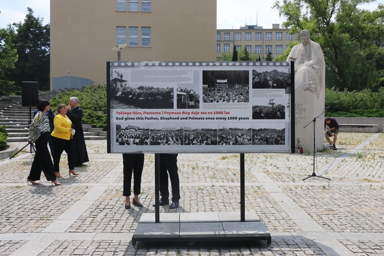 Katowice. Wystawa plenerowa poświęcona kard. S. Wyszyńskiemu