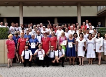 Uczestnicy III Przeglądu Artystycznego Ruchu Seniorów przed MDK w Opocznie.