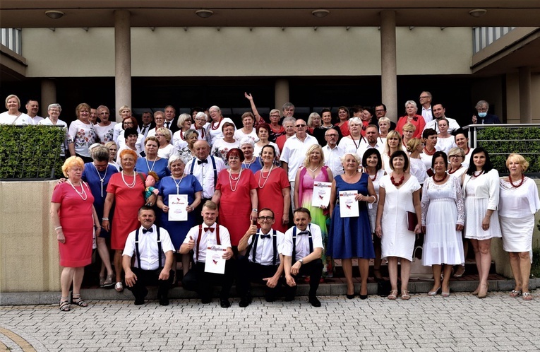 Uczestnicy III Przeglądu Artystycznego Ruchu Seniorów przed MDK w Opocznie.