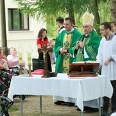  Bp Adam Bab odwiedził uczestników wczasorekolekcji w Dąbrowicy.