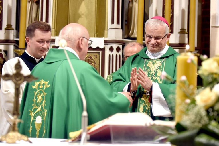 Ks. Stanisław Przerada składający biskupowi stosowne dokumenty.