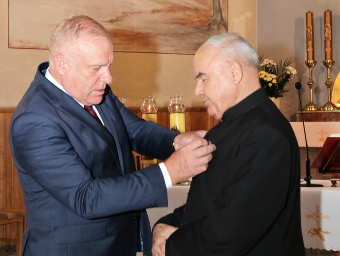 Srebrny Krzyż Zasługi dla ks. Tadeusza Skury 