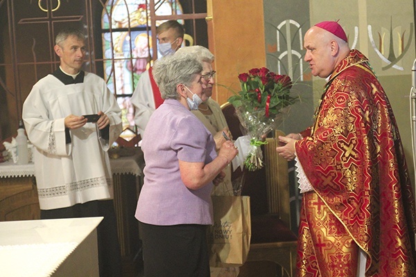 Wierni parafii katedralnej pamiętali o życzeniach imieninowych dla biskupa.