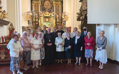 ▲	Pamiątkowe zdjęcie z przedstawicielami III Franciszkańskiego Zakonu Świeckich.