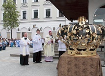 ▲	– Jeśli miłość do Chrystusa w Eucharystii jest potężna, to nikt  i nic nie utrudni nam dostępu do Mszy św. – mówił ordynariusz tarnowski.