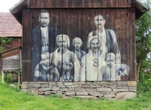 ◄	Deskal przedstawiający przedstawicieli rodzin Romaniaków, Łuczkowców i Gojdyczów.