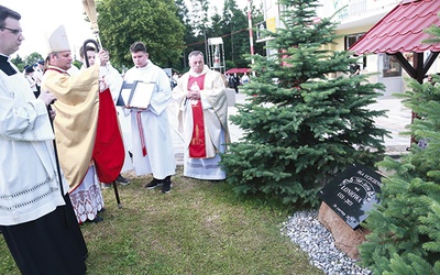 ▼	Po Mszy św. bp Leszek Leszkiewicz poświęcił tablicę pamiątkową przed remizą.