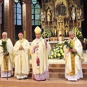 Księża jubilaci z biskupami Janem Kopcem i Janem Wieczorkiem.