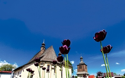Kościół został konsekrowany  w 1331 roku.  W XVII wieku obok wybudowano dzwonnicę.