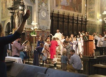	Na zakończenie liturgii kapłani wraz ze wszystkimi uczestnikami uroczystości wykonali wspólnie pieśń „Jesteś Królem”.