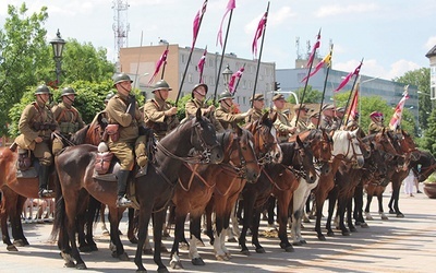 Rekonstruktorzy historyczni  na pl. Jana Pawła II przypomnieli  dzieje miasta.