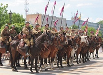 Rekonstruktorzy historyczni  na pl. Jana Pawła II przypomnieli  dzieje miasta.