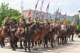 Rekonstruktorzy historyczni  na pl. Jana Pawła II przypomnieli  dzieje miasta.