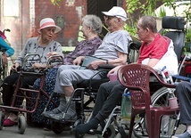 ▲	W cieplejsze dni mieszkańcy mogą pobyć na świeżym powietrzu.