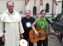 ▲	Asia obok ks. Pawła Ajchlera i o. Jana Rajlicha OP.