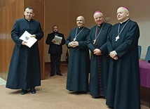 	Nominacje zostały wręczone w obecności księży biskupów. 