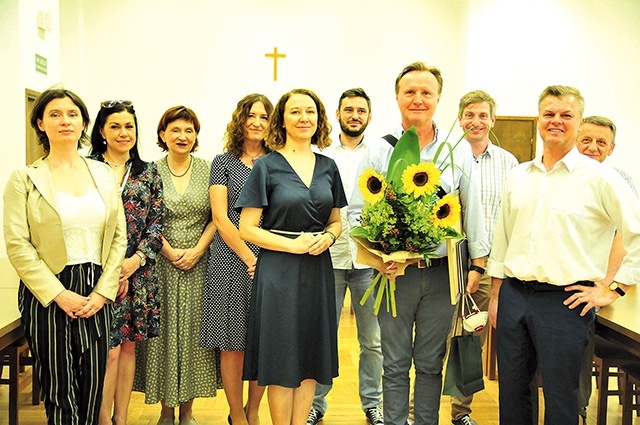 	Prof. Justyna Szulich-Kałuża (w środku), dyrektor Instytutu Dziennikarstwa i Zarządzania, w otoczeniu współpracowników.