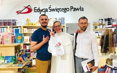 	Siostra Benedykta w Księgarni Świętego Pawła w Lublinie.