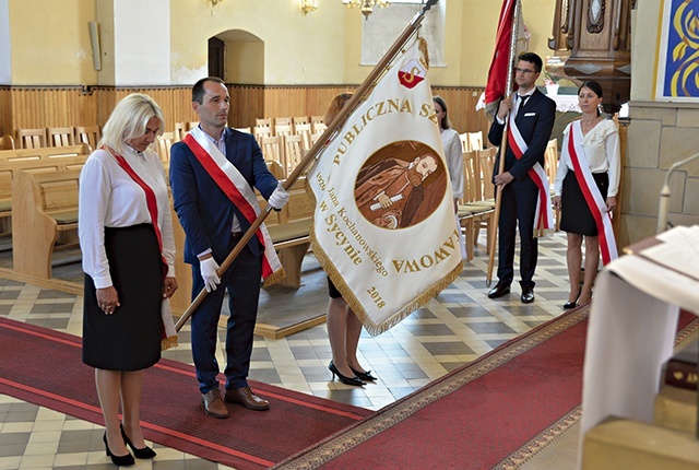 	Podczas Eucharystii w świątyni obecny był sztandar szkolny.