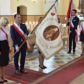 	Podczas Eucharystii w świątyni obecny był sztandar szkolny.