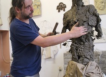 Artysta zaczął już lepić z gliny św. Jacka