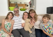 Natalka (w środku) z rodzicami i młodszym rodzeństwem: Emilką i Tobiaszem. Na zdjęciu brakuje Weroniki.