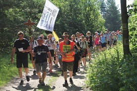 Pątnicy z Łazisk Górnych na Szlaku Orlich Gniazd, tuż przed Częstochową.