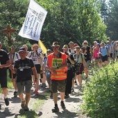 Pątnicy z Łazisk Górnych na Szlaku Orlich Gniazd, tuż przed Częstochową.