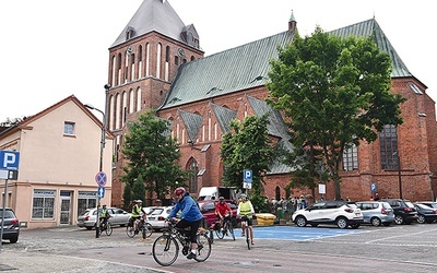 Start przy koszalińskiej katedrze. Uczestnicy przemierzają trasę w małych, kilkuosobowym grupach.