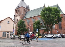 Start przy koszalińskiej katedrze. Uczestnicy przemierzają trasę w małych, kilkuosobowym grupach.