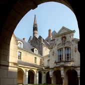Klasztor benedyktynów w Solesmes we Francji.