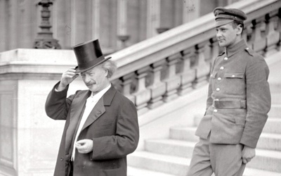 Ignacy Jan Paderewski opuszczający obrady konferencji pokojowej w Paryżu w 1919 roku.
