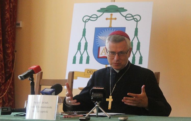 Legnica. Konferencja prasowa bp. Andrzeja Siemieniewskiego