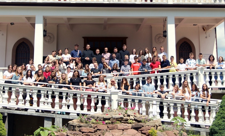 Uczestnicy przed kościołem sanktuaryjnym.