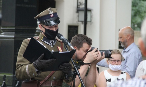 Ukrzyżowany na drzwiach własnego kościoła