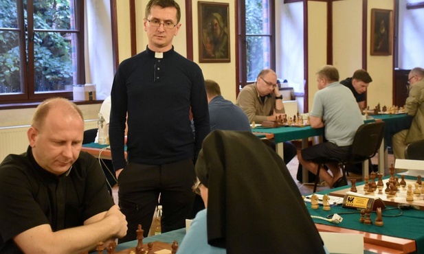 Przy szachownicach zasiadło 32 zawodników i zawodniczek.