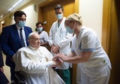 Papież na wózku pozdrowił w szpitalu pacjentów i personel