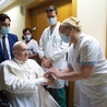 Papież na wózku pozdrowił w szpitalu pacjentów i personel