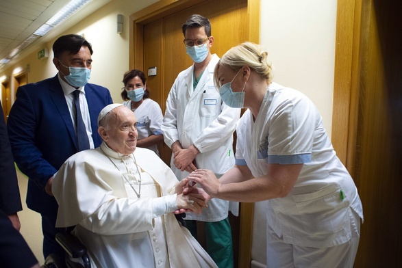Papież na wózku pozdrowił w szpitalu pacjentów i personel