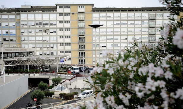 Modlitwa Anioł Pański z papieżem z kliniki Gemelli
