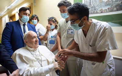 Jak długo papież pozostanie w klinice Gemelli?