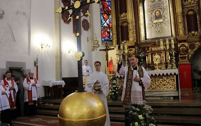 Bp Andrzej Jeż poświęcił krzyż z wieży sądeckiej bazyliki