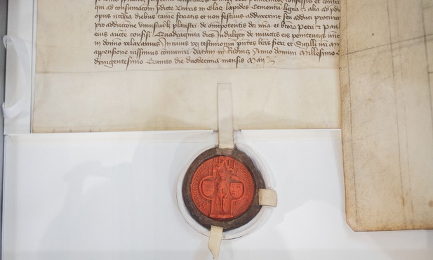 „Arcybiskup Sbinco z Pragi przyznaje odpust tym, którzy przynoszą w dni powszednie kamienie, wapno, drewno i inne rzeczy na budowę wieży klasztoru augustianów w Kłodzku” – to jeden z dokumentów dostępnych na wystawie, sporządzony 12 maja 1405 r. 