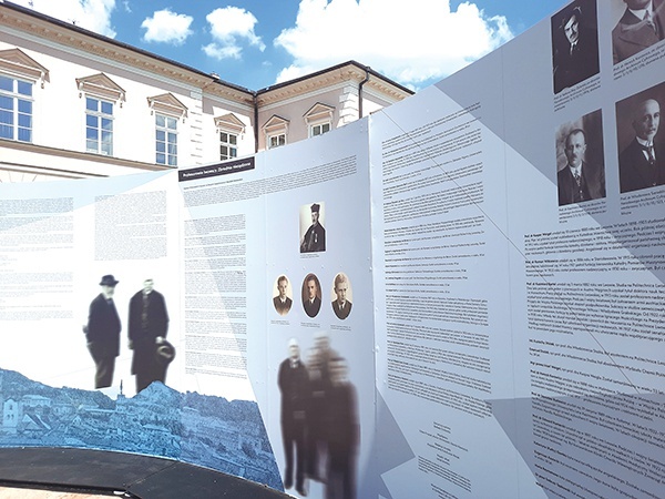 Wystawa na placu Litewskim ma utrwalić pamięć o pomordowanych naukowcach.