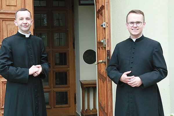 Ks. Waldemar Głusiec oraz ks. Michał Paśnik zapraszają do kościoła w Dąbrowicy.