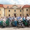 ▼	Wierni na dziedzińcu Starego Opactwa podczas uroczystości metropolitalnych w 2018 r.