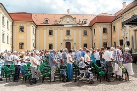 ▼	Wierni na dziedzińcu Starego Opactwa podczas uroczystości metropolitalnych w 2018 r.