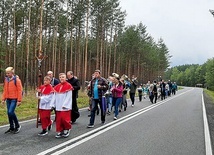▲	W drogę wyrusza zwykle około stu osób oraz orkiestra z Tworoga. W ubiegłym roku uczestników było nieco mniej.