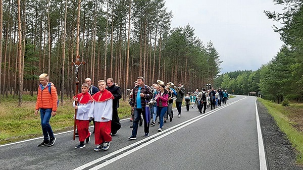 ▲	W drogę wyrusza zwykle około stu osób oraz orkiestra z Tworoga. W ubiegłym roku uczestników było nieco mniej.