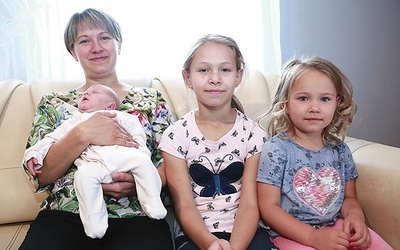Elżbieta Ludwikowska z córkami i najmniejszą Aurelią.
